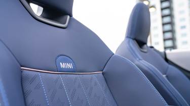 MINI Convertible 2024 - seats detail