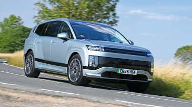 Hyundai Ioniq 9 - front cornering