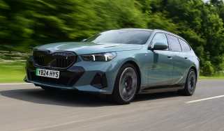 BMW i5 Touring - front tracking