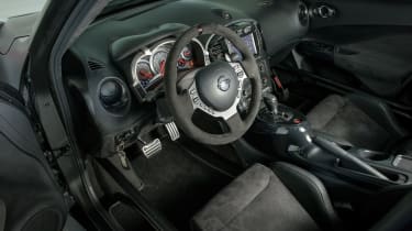 Nissan Juke-R 2.0 - interior