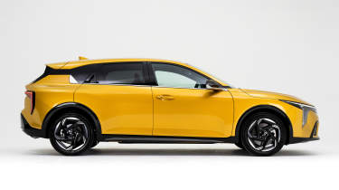 Kia K4 UK - side