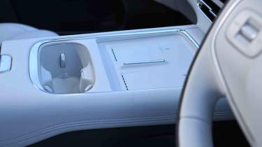 XPeng G6 - wireless charging and front cupholders