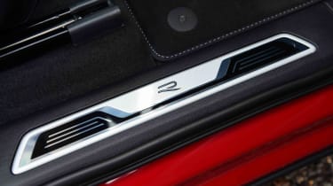 Volkswagen Touareg 3.0 TDI 4MOTION Black Edition – sill plate detail