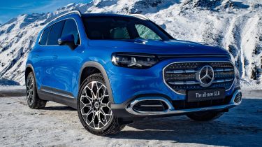 Mercedes GLB 2025 snow - front