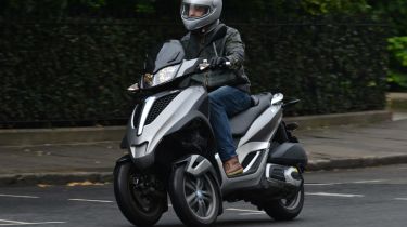 Piaggio MP3 Yourban 300 LT front cornering