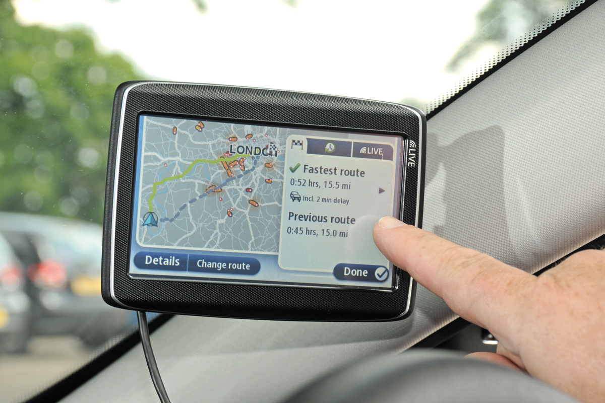 TomTom GO LIVE 825 Europe tested Auto Express