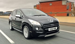 Peugeot 3008 HYbrid4 front tracking