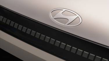 Hyundai Ioniq 9 - Hyundai badge