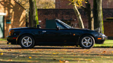 Electrogenic Mazda MX-5 - side profile