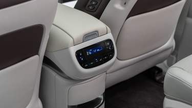 Hyundai Ioniq 9 - rear controls