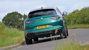 Alfa Stelvio Quadrifoglio - rear cornering