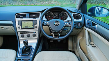 Volkswagen Golf - dash