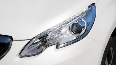 Peugeot 2008 1.6 e-HDi headlight