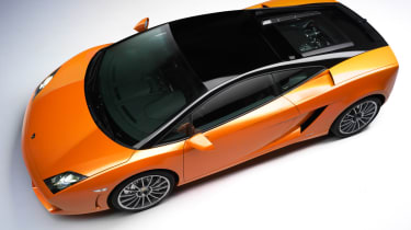 Based on the LP560-4, the Bicolore was only available in five different colours and featured an exclusive black roof