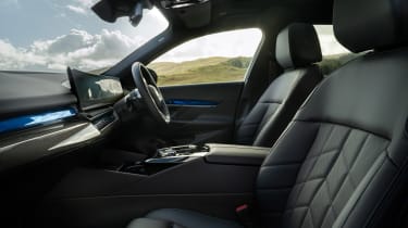 BMW i5 eDrive40 M Sport - front seats