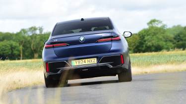 BMW i7 - rear cornering