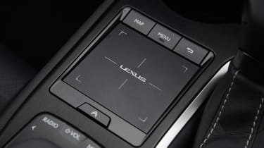 Lexus UX 250h - track pad