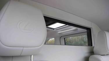 Lexus LM - divider window, clear