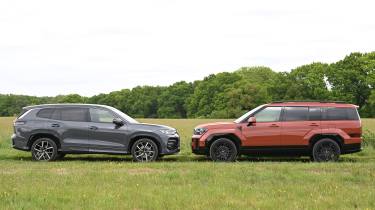 Hyundai Santa Fe and Volkswagen Tayron - side static 
