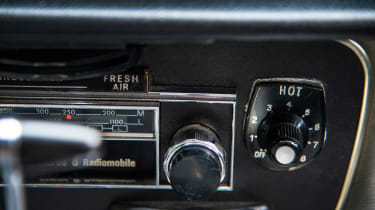 Jaguar XJ12 S1 Vanden Plas radio