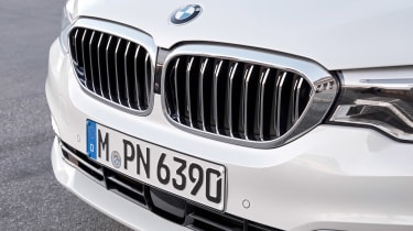 BMW 5 Series Touring - grille