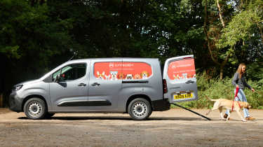Citroen Pawlingo concept - dog walking out of van