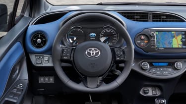 Toyota Yaris Hybrid Bi-Tone - steering wheel