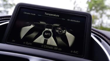 Used Aston Martin DB11 - screen