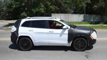 Jeep Cherokee 2018 facelift spy shots 9