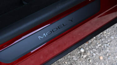 Tesla Model Y Performance 2025 - sill