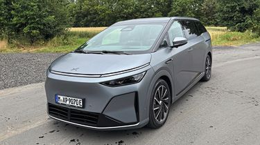 Xpeng X9 - front static