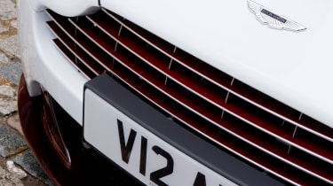 Aston Martin V12 Vantage Roadster grille