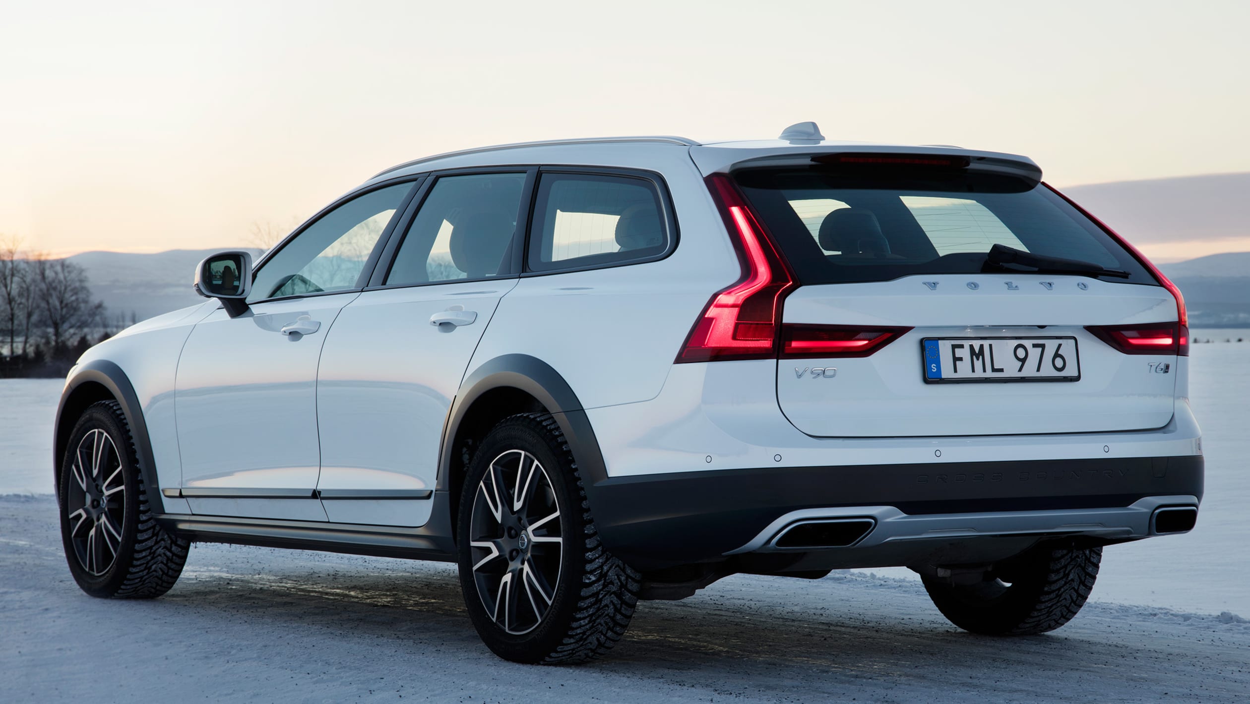 New Volvo V90 Cross Country 2017 review - pictures | Auto Express