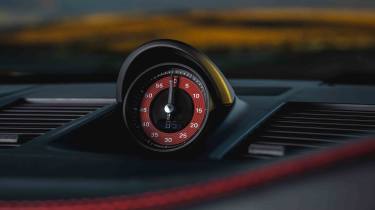 Porsche 911 Cabriolet - Sport Chrono clock