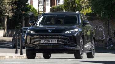 MG HS PHEV - front cornering, urban