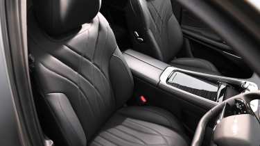 Omoda 9 - front seats