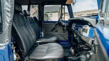 Toyota Land Cruiser FJ40 - front seats