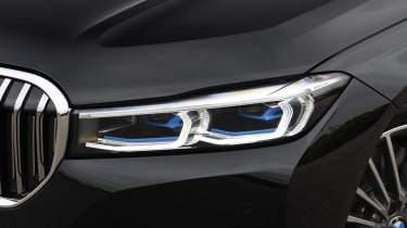 BMW 745Le xDrive - front lights