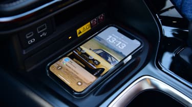 Lexus NX 450h+ - phone wireless charging