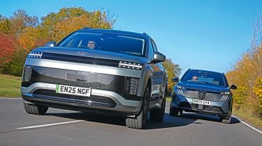 Hyundai Ioniq 9 vs Peugeot E-5008 - front tracking