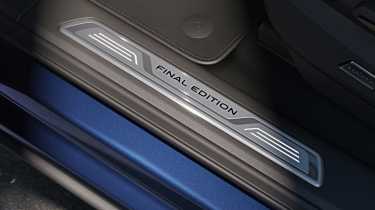 Volkswagen Touareg Final Edition - tread plate