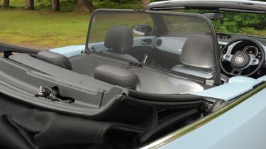 VW Beetle Cabriolet headrests