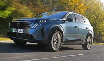 Peugeot E-5008 - front 3/4