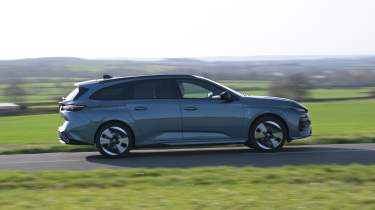 Peugeot E-308 SW facelift - side action
