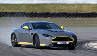Aston Martin V12 Vantage S 2016 - cornering