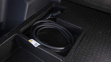 Omoda 7 - cable storage