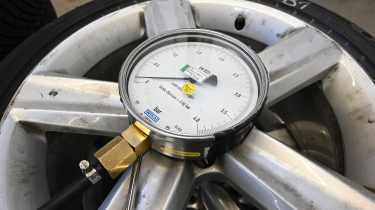 Tyre pressure tester