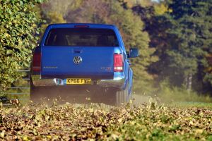 Volkswagen Amarok pick-up 2016 - rear leaves