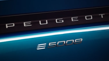 Peugeot E-5008 - rear badge