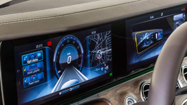 Mercedes E 350 e 2016 - dials